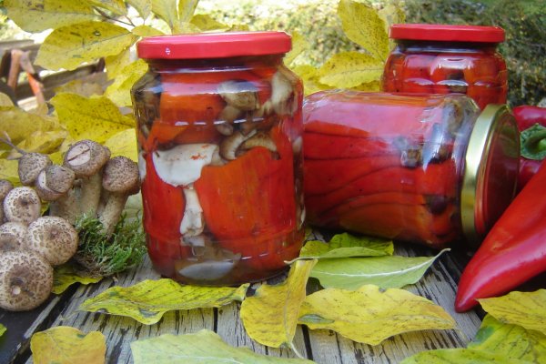 Ardei kapia copti umpluti cu ciuperci de padure