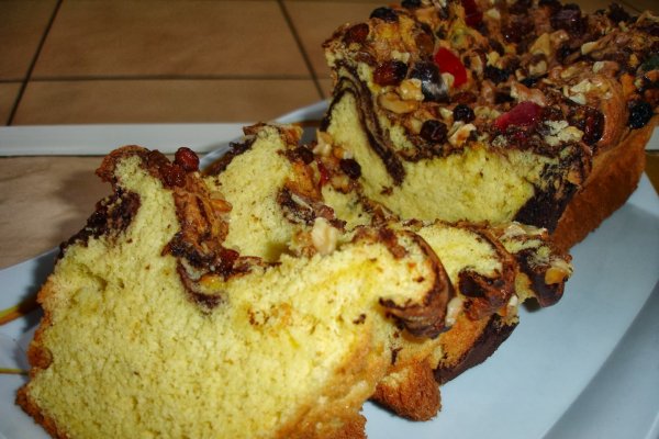 Chec pufos cu nuci, stafide si rahat