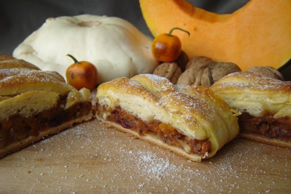 Strudel cu bostan, miez de nuca si fructe uscate