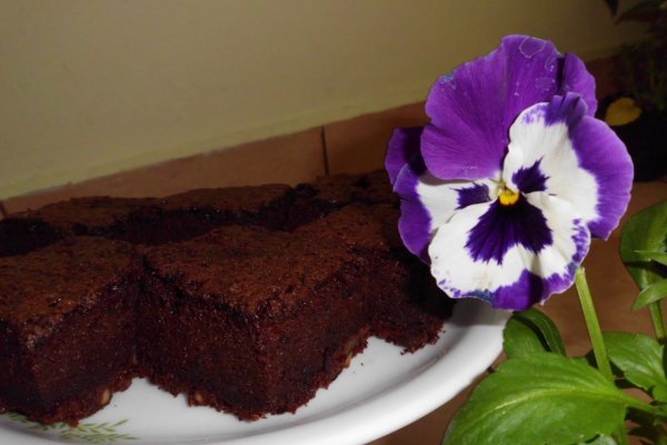 Grea de ciocolata cu stafide si nuca