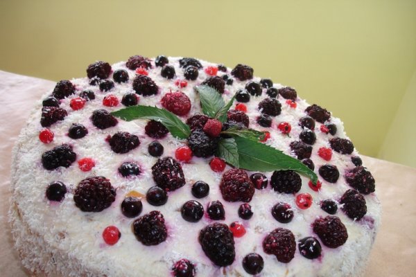 Tort racoritor cu mascarpone si fructe de padure