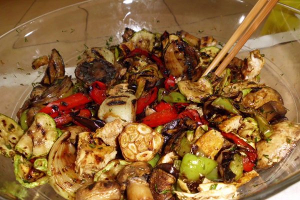 Salata de pui si legume la gratar