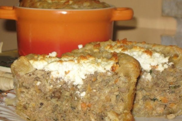 Mini tarte cu carne tocata si branza