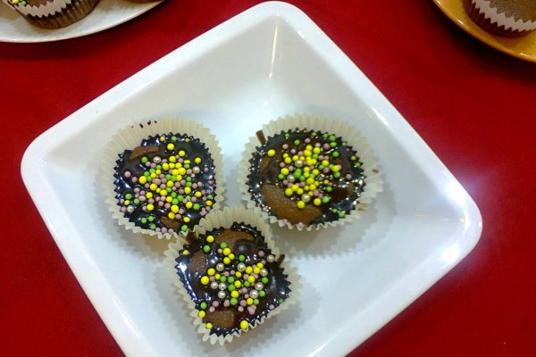 Brioşe cu glazură de ciocolată