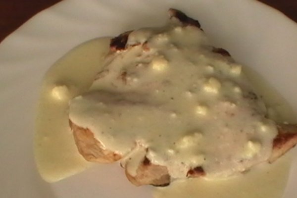 Piept de pui la gratar cu sos gorgonzola