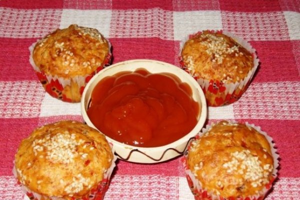 Briose cu cascaval, carnati afumati si susan