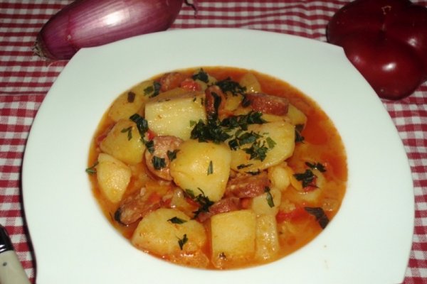 Mancare de cartofi cu carnati afumati