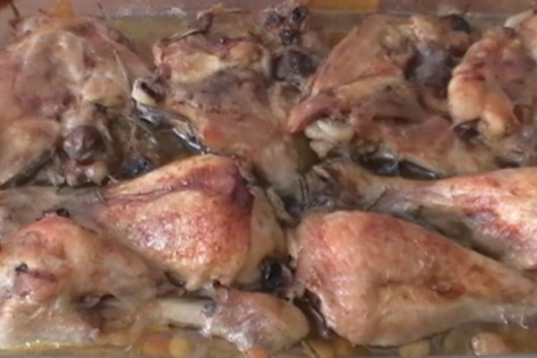 Pulpe de pui cu bere si stafide la cuptor