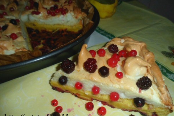 Prajitura cu fructe de padure si bezea
