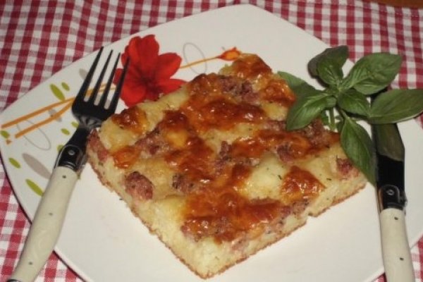 Focaccia de cartofi cu cascaval afumat si carnati