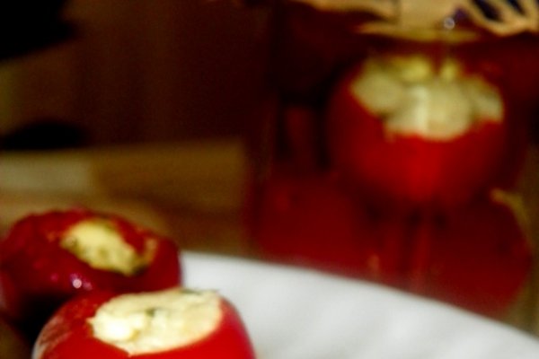 Ardei iuti umpluti cu branza ,marinati