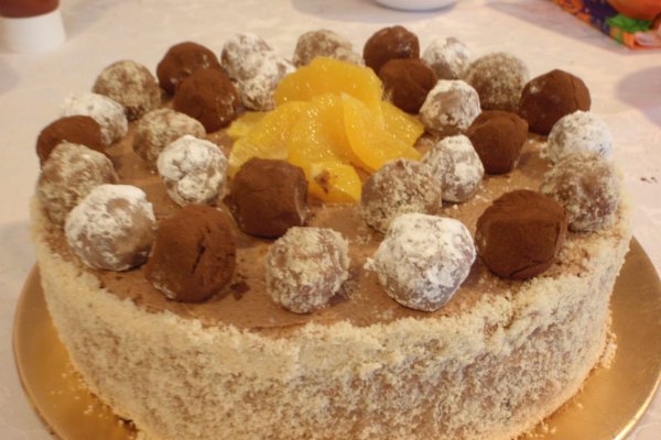 Tort cu ciocolata si portocale ornat cu bule de chocolate ganache