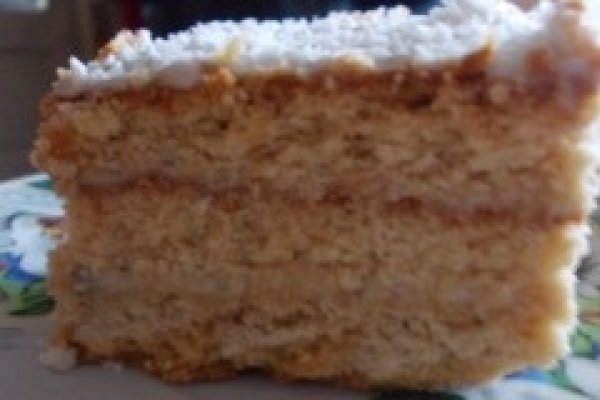 Prajitura cu foi cu zahar ars si crema de frisca si nuca macinata