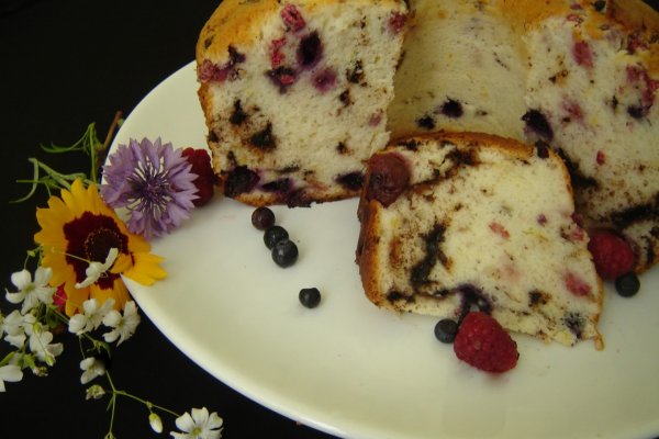 Chec din albusuri cu fructe si ciocolata