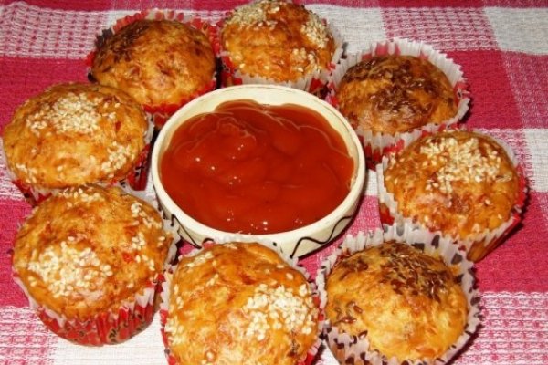 Briose cu cascaval, carnati afumati si gogosari murati