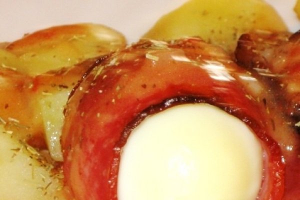 Oua "imbracate" in bacon cu sos de mustar