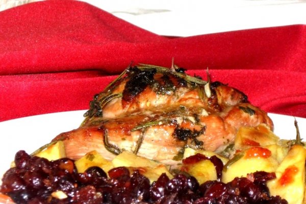 Pulpa de curcan cu rozmarin si sos de merisoare