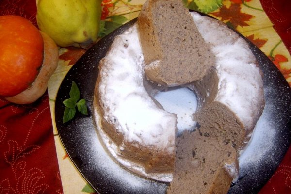 Guguluf cu pudra de roscove si alune de padure