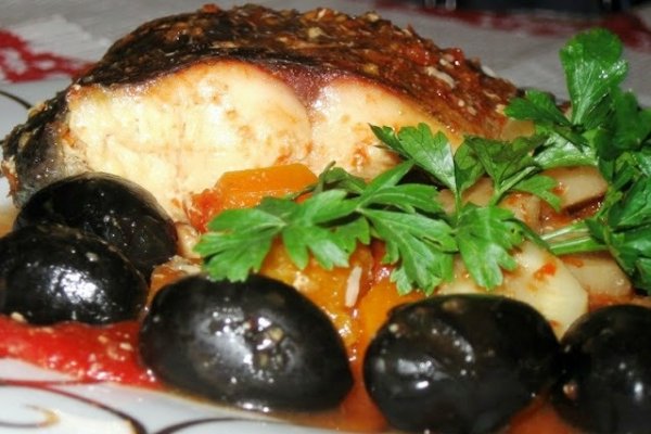 Crap cu legume si masline in sos de rosii si ardei kapia