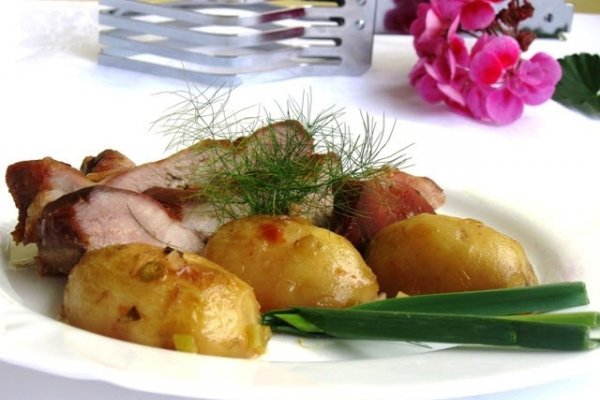 Pulpa de curcan impanata cu usturoi verde si garnitura de cartofi noi