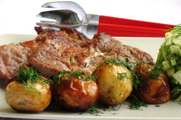 Ceafa de porc la gratar cu garnitura de cartofi noi