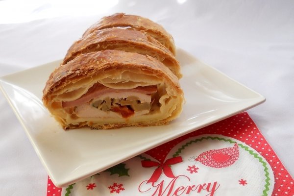 Piept de pui umplut cu ciuperci in foietaj