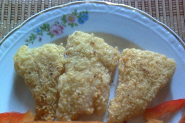 File de cod cu crusta de malai aromat cu usturoi .