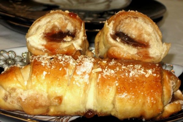 Cornuri cu dulceata de capsuni si nuca de cocos