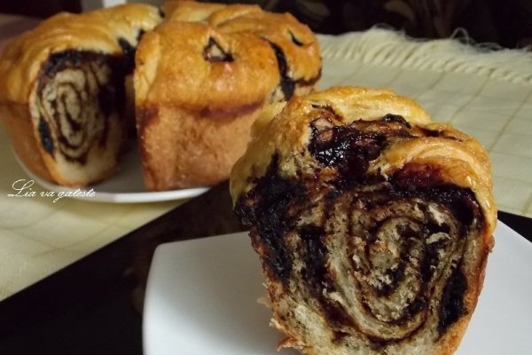 Coronita cu dulceata de visine si nuca