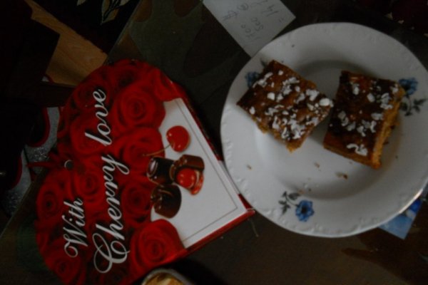 Prajitura cu zahar ars si gem