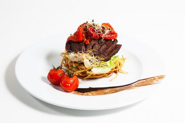 Antricot de Vita Maturat si Aromatizat pe Pat de Taitei de Cartofi