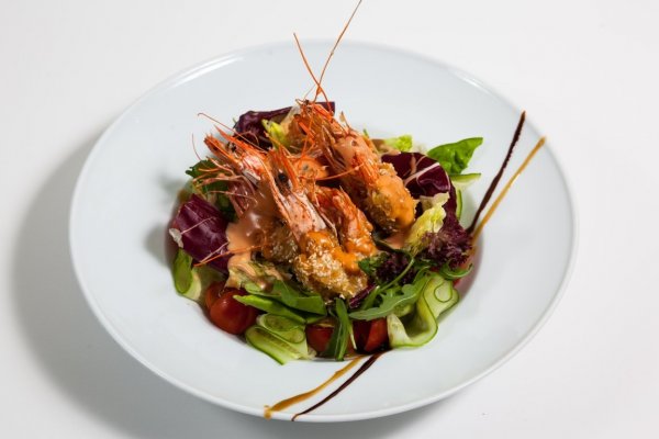 Salata de Creveti in Crusta de Susan cu sos Cogniac