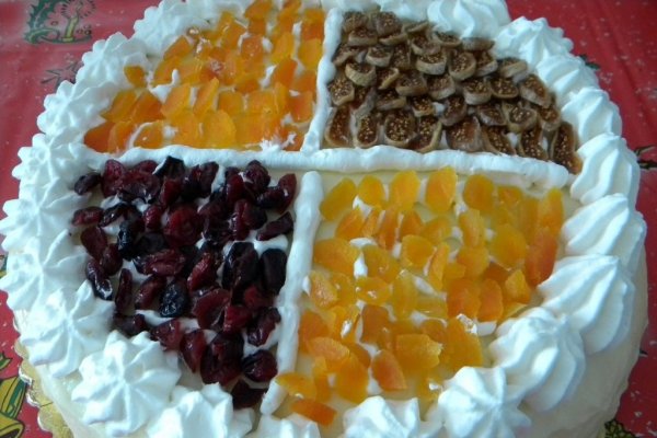 Tort cu mouse de ciocolata alba