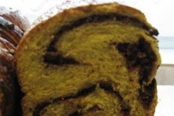 Cozonac cu nuci, migdale si stafide