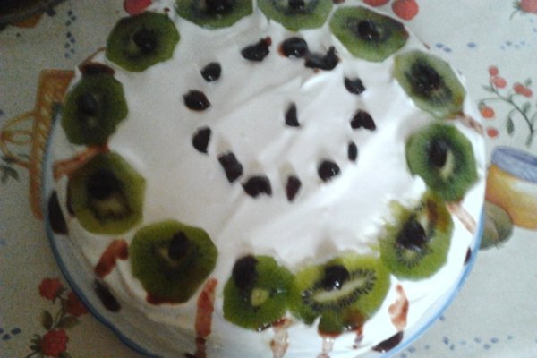 Tort cu kiwi si visine din dulceata