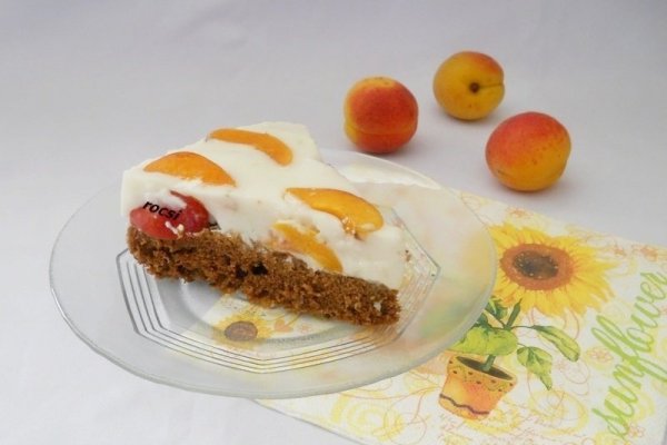 Tarta cu crema de iaurt si caise