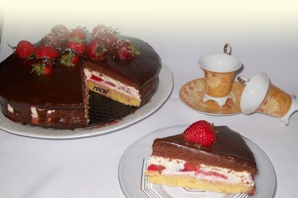 Tort cu capsuni si glazura de ciocolata