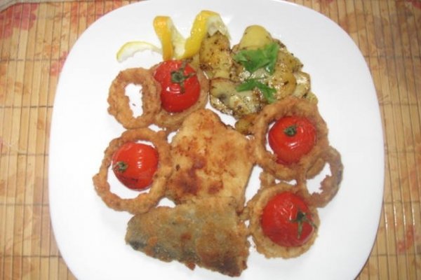 File de pastrav pane cu cartofi si rondele de ceapa pane