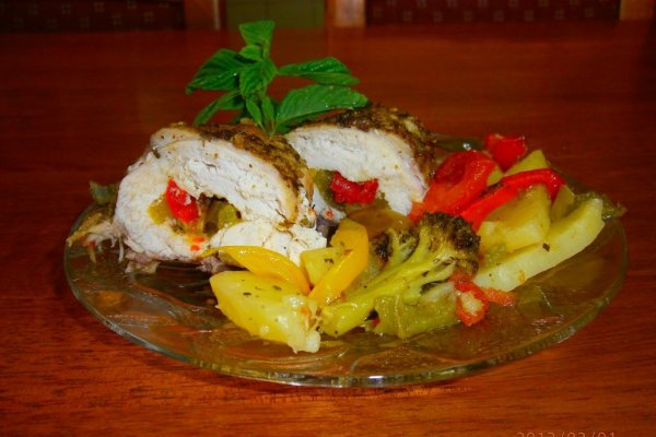 Piept de pui umplut cu ardei si cascaval cu garnitura de legume la cuptor