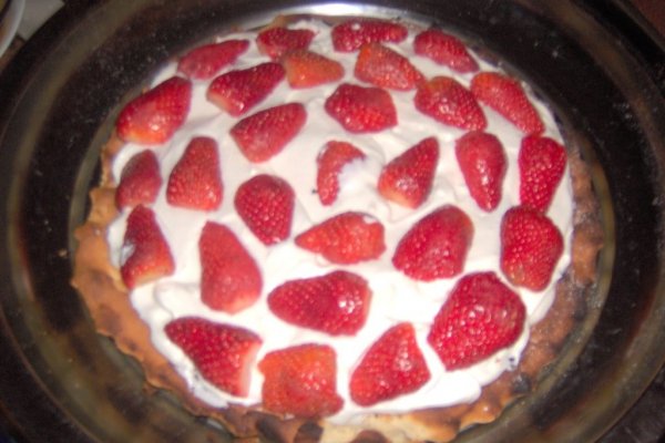 Tarta cu frisca si capsune