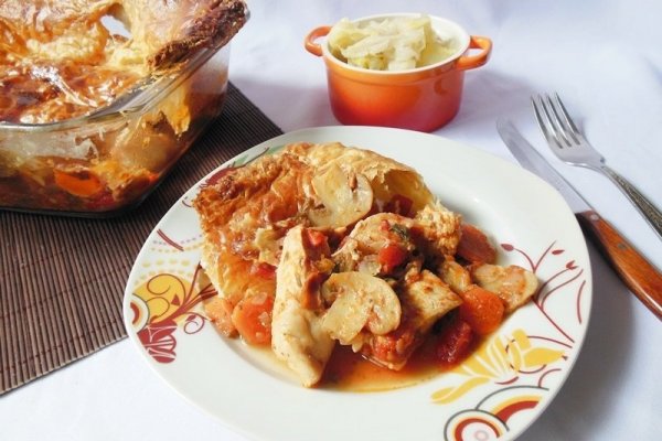 Mancare de pui cu ciuperci sub capac de foietaj