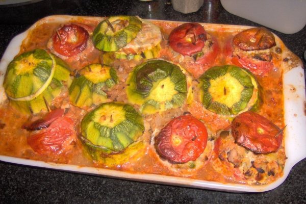 Bostanei rotunzi umpluti cu legume si mozzarela