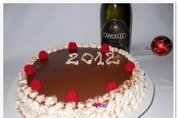 Tort cu zmeura si glazura de ciocolata