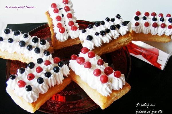 Foietaj cu frisca si fructe