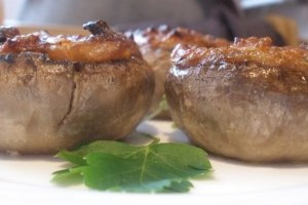 Ciuperci umplute cu branza de oaie