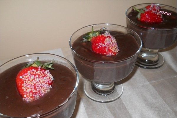 Budinca de casa cu ciocolata si capsuni