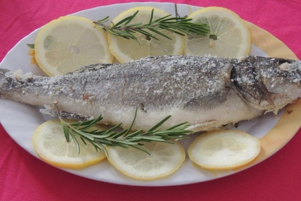 Biban de mare, la cuptor, in crusta de sare si ierburi