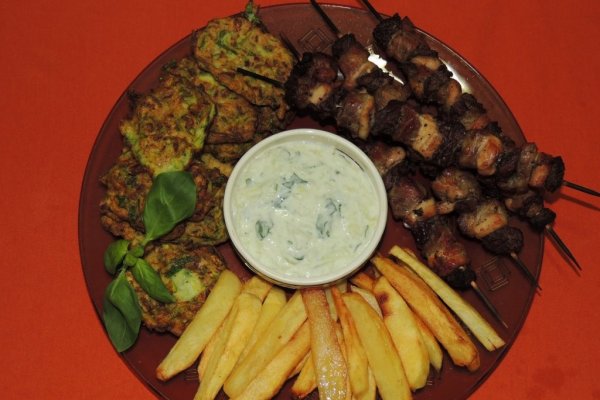 Frigarui cu cartofi prajiti, chiftele de zucchine si sos