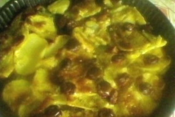 Cartofi cu cabanos la cuptor