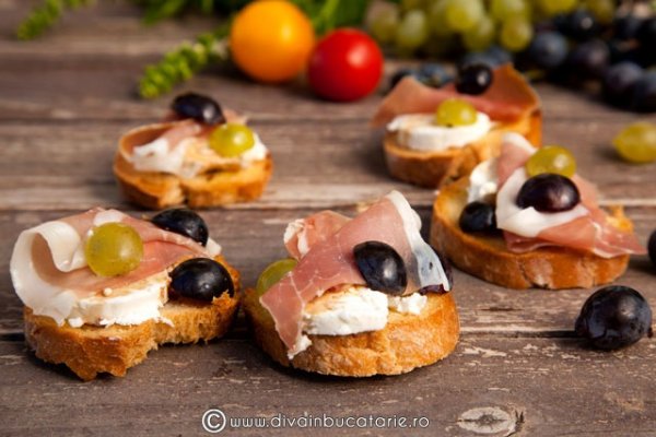 CROSTINI CU BRANZA DE CAPRA, PROSCIUTTO SI STRUGURI